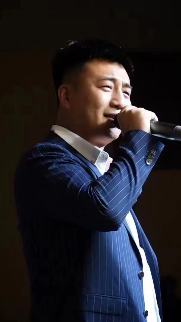 >王铎,男,1987年4月出生于吉林省,著名主持人,全国首席综艺婚礼主持人