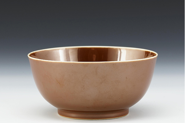  p>景德镇窑酱釉碗是一件清代雍正时期的文物. /p>