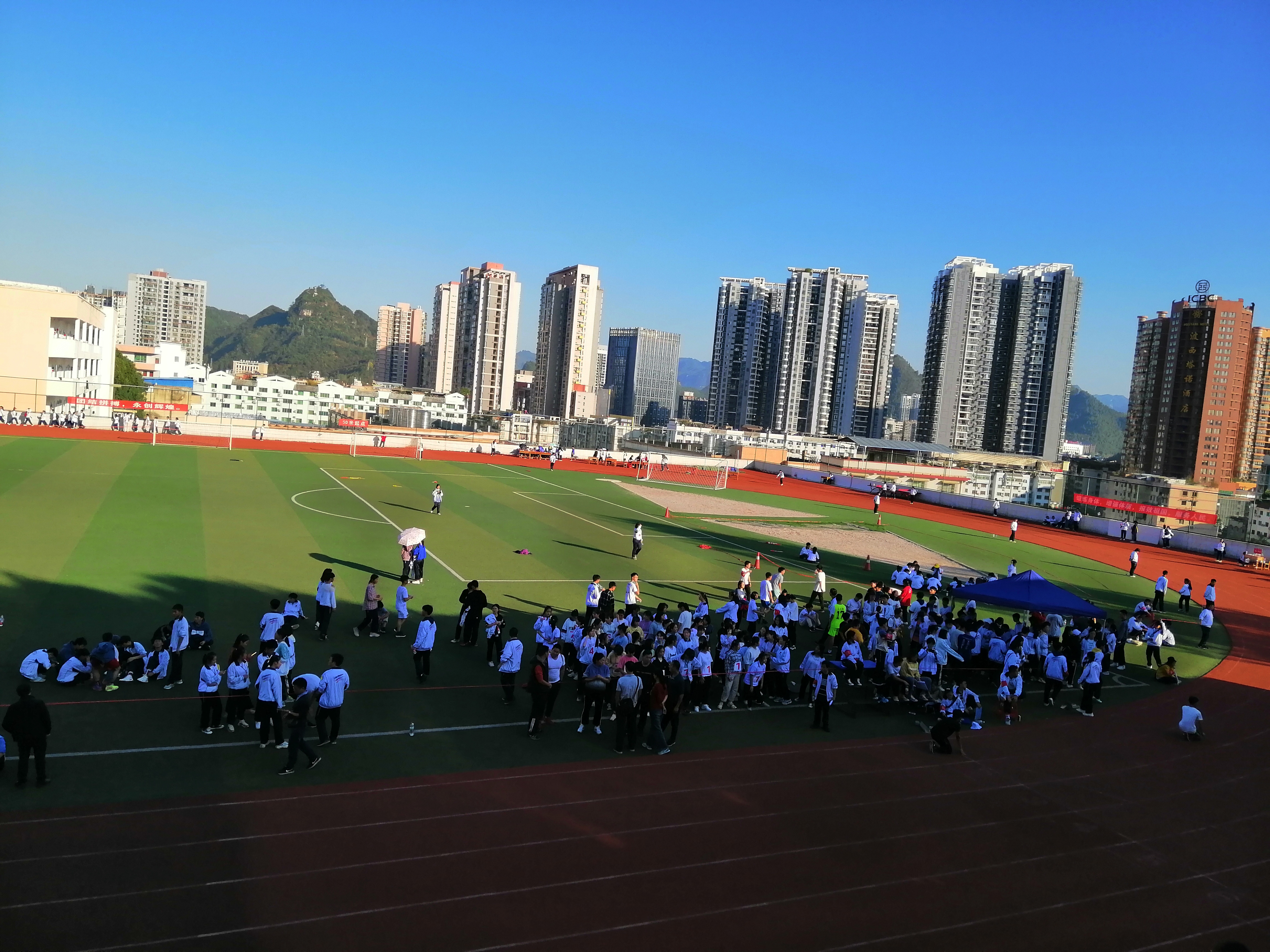  p>铜仁市第二中学始建于1964年8月,位于东太大道旁,学校有教学班78个