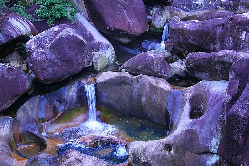  p>白云山冰臼,位于闽东地区福安的蟾溪村,冰臼是古冰川作用下古冰川