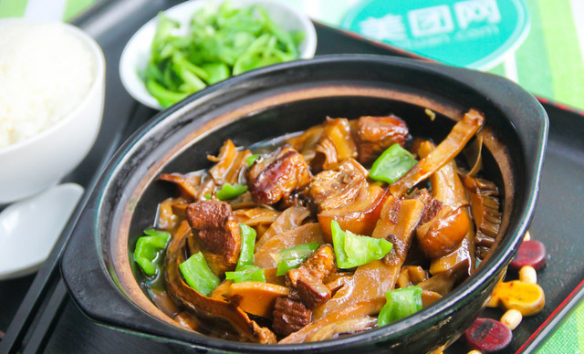  p>鲁肉笋干煲是一道美食,主要原料为五花肉,笋干片. /p>