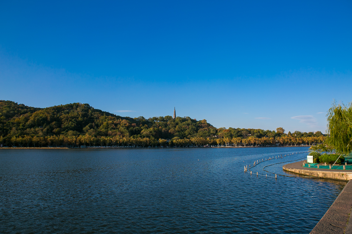 湖心区,北山区,南山区和钱塘区;秀丽的湖光山色和众多的名胜古迹闻名