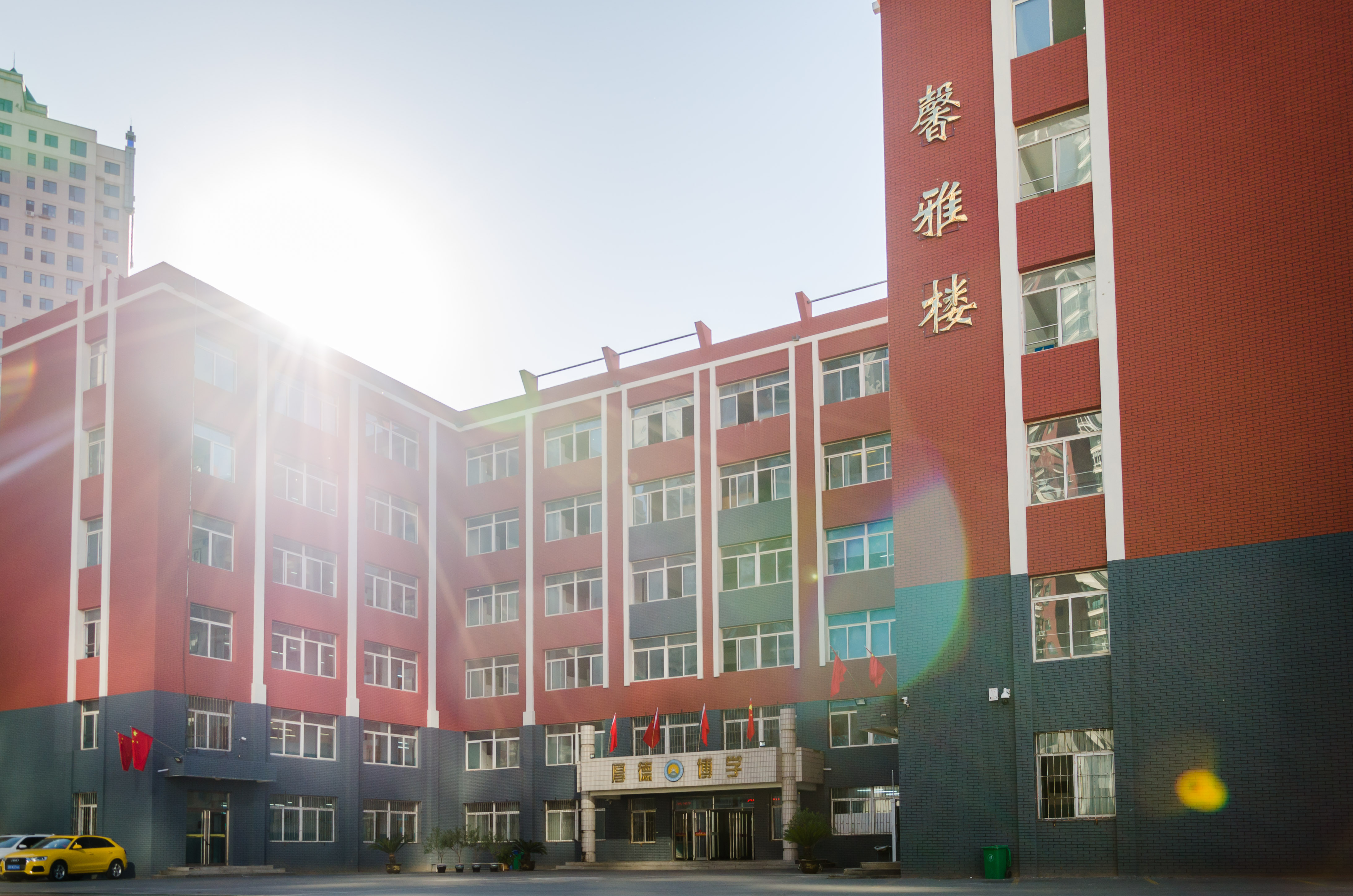 ">吉林松花江中学创办于1994年,坐落在吉林省吉林市丰满区吉林大街6号