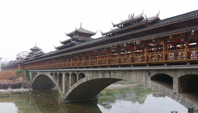 风雨桥,又叫花桥.侗族自古以来临水而居.