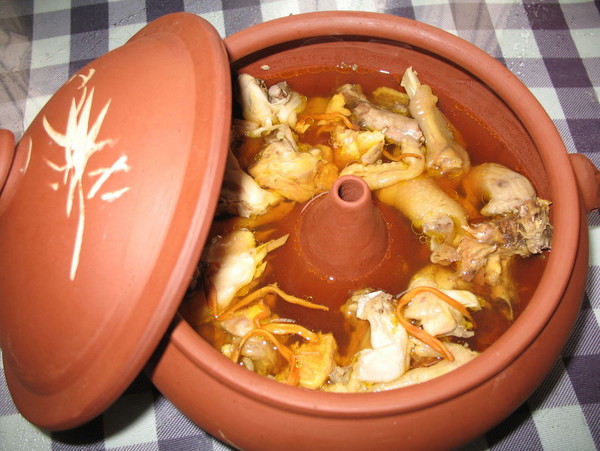  p>汽锅鸡是云南省的一道特色名菜,属于滇菜系;因该菜品用 a href="#"