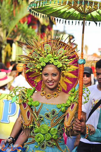 指居住在菲律宾的各族人民,属于南岛语系民族,总人口超过一亿(2012年)
