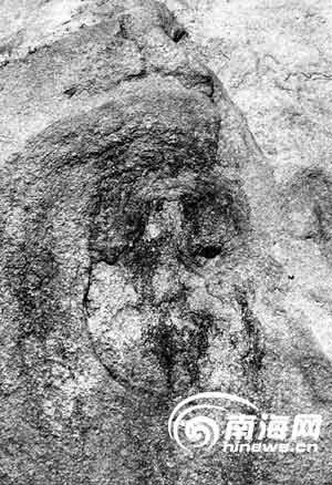 此景位于景区天柱峰的峭壁之上,远远望去好似一人面