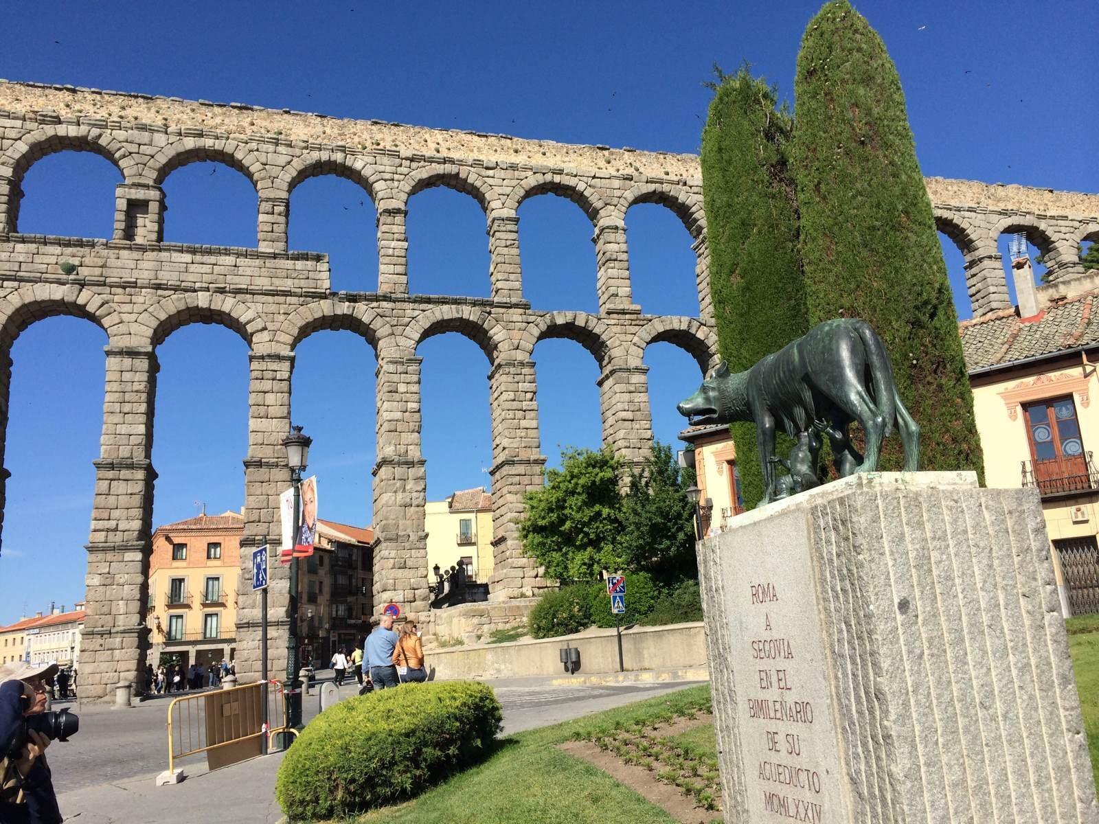  p>水晶宫(英文:crystal palace ;葡萄牙文:palacio de cristal),位于
