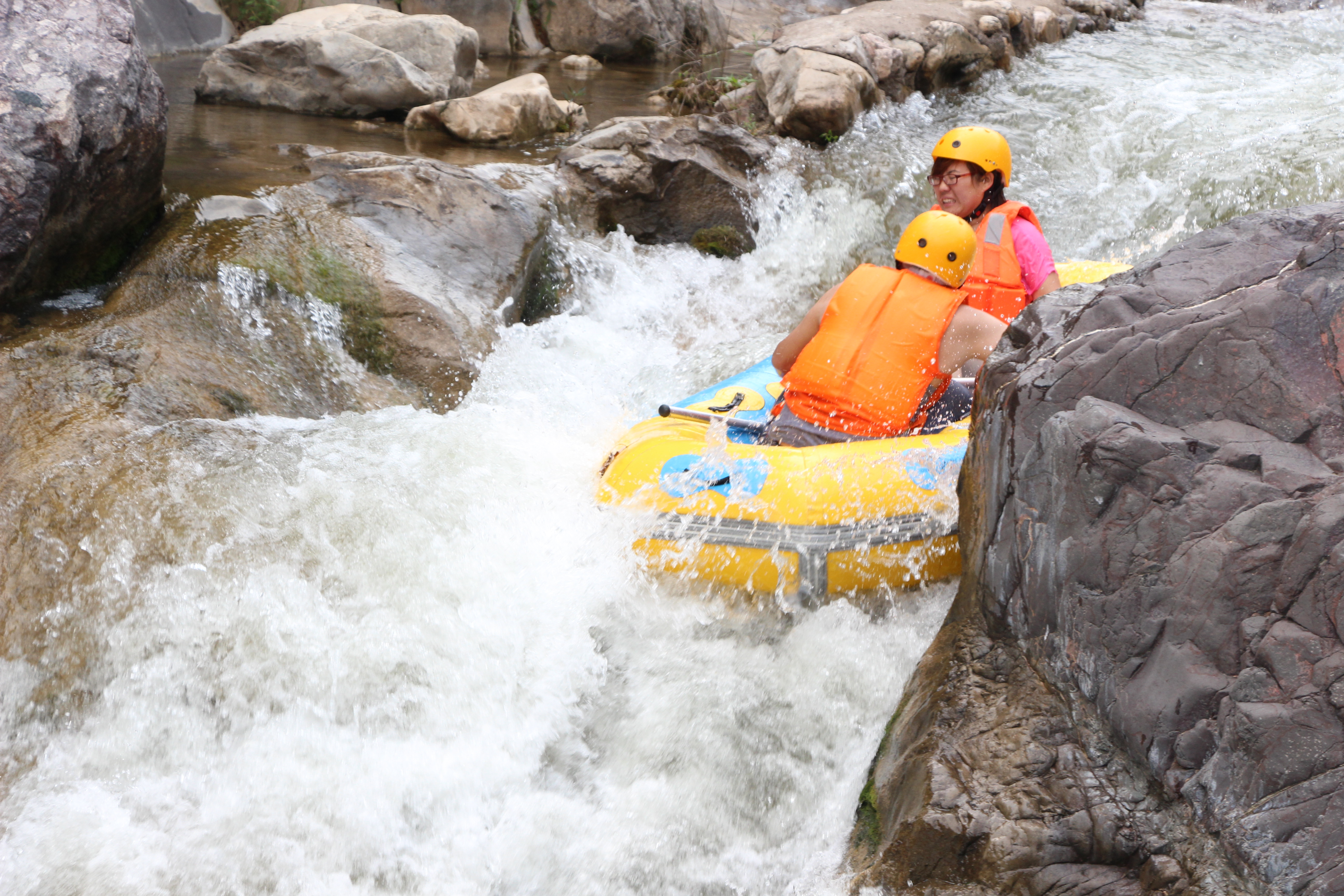  p data-id="gn5t9uiku4">架桑漂流是夏县中条山大峡谷生态旅游景区斥