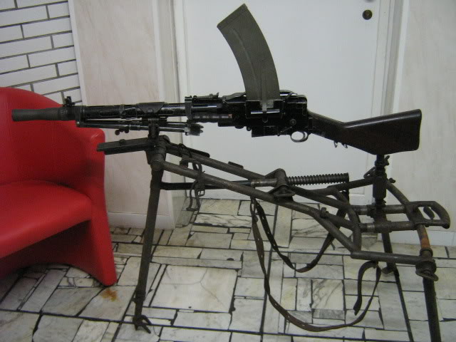 麦德森机枪