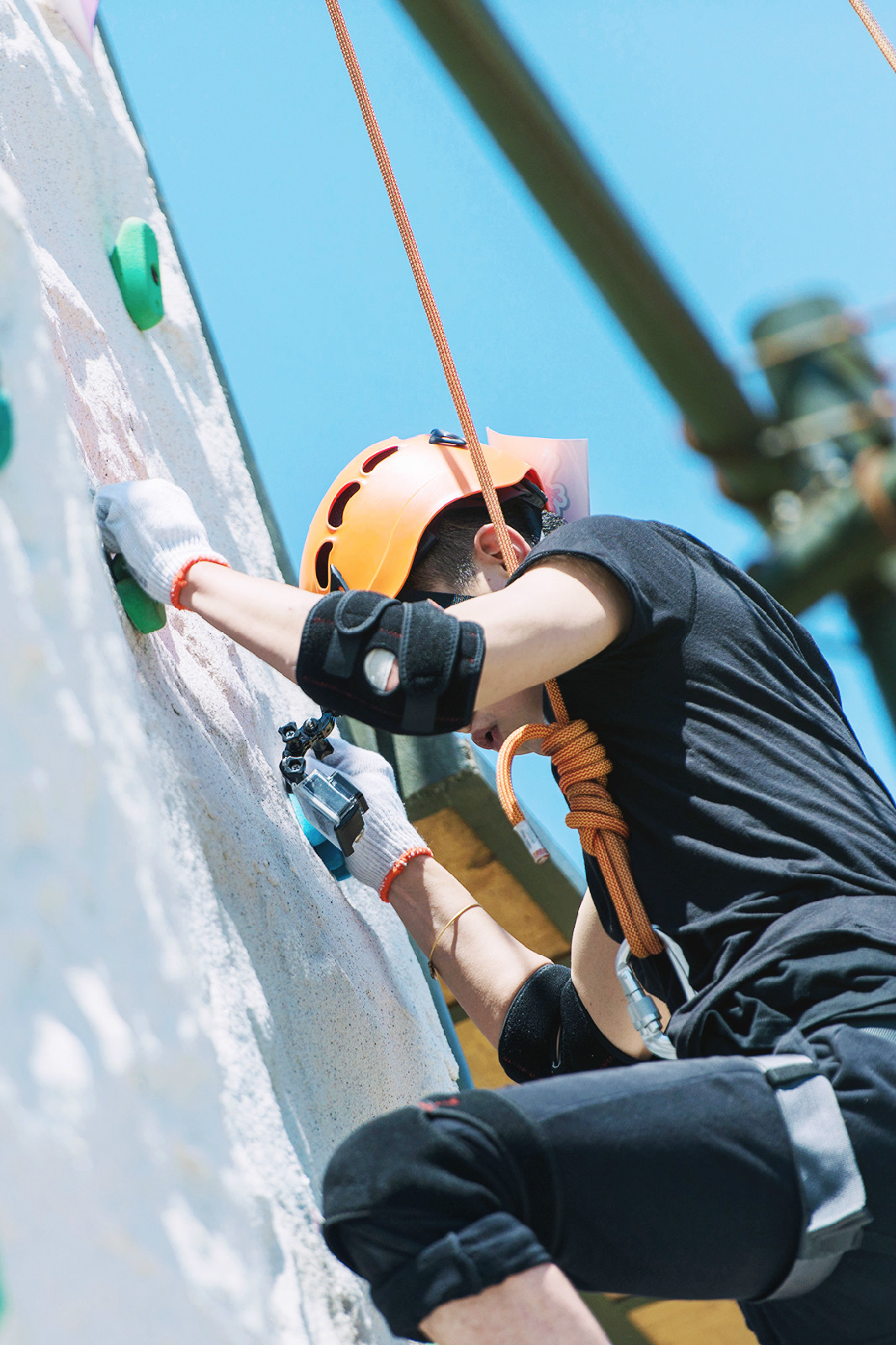  p>范世錡 i>(曾用名:范世琦) /i>,1992年3月23日出生于吉林省白城市