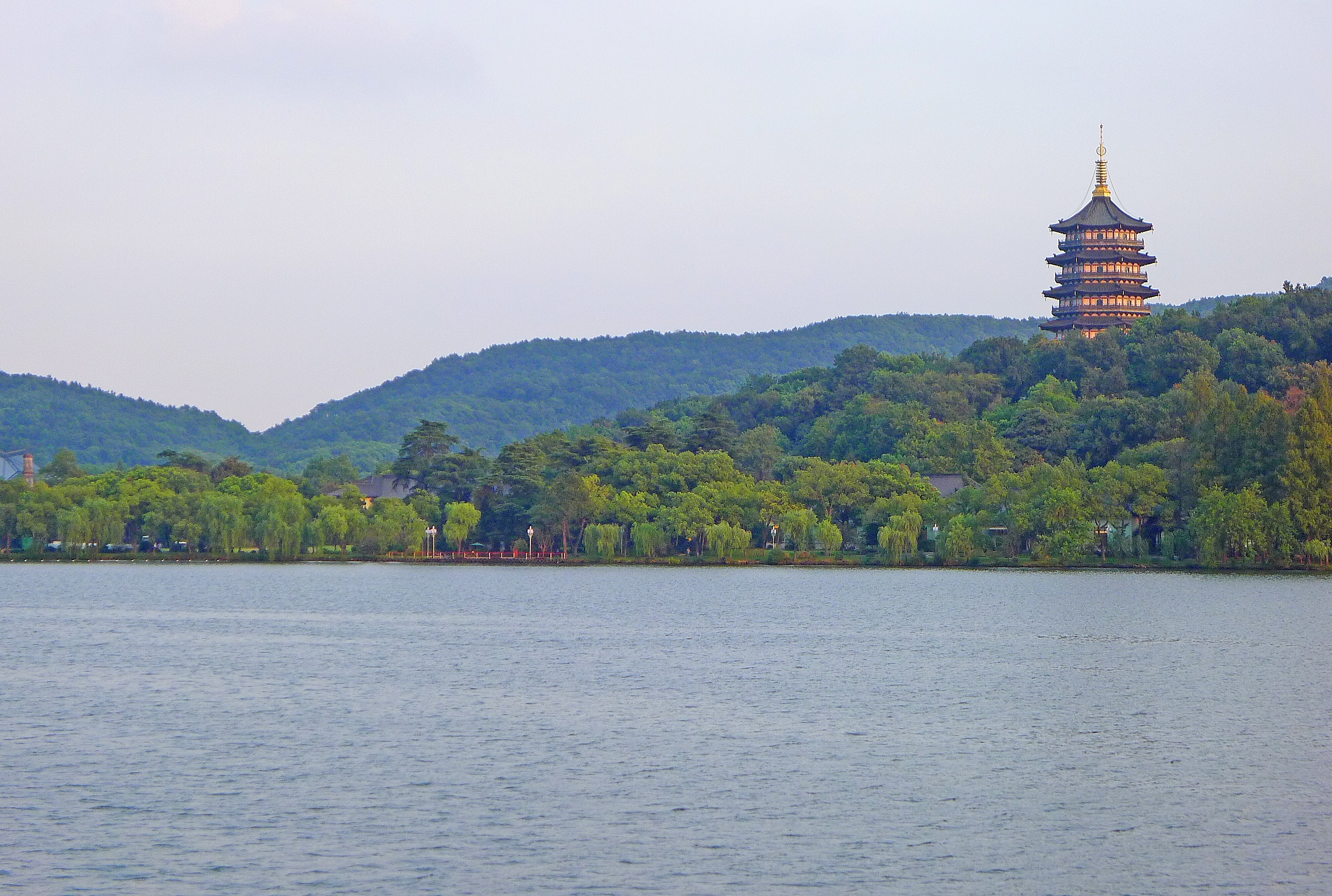  p>净慈寺,位于浙江省杭州市的西湖南岸,雷峰塔对面,是 a target="