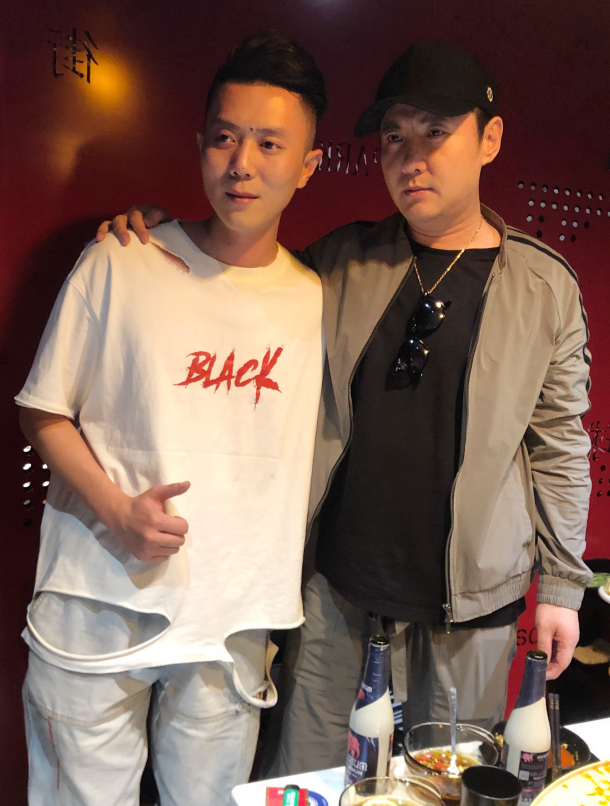 1989年8月6日出生于四川成都,2006年参加空军部队,2008年曾经参加过