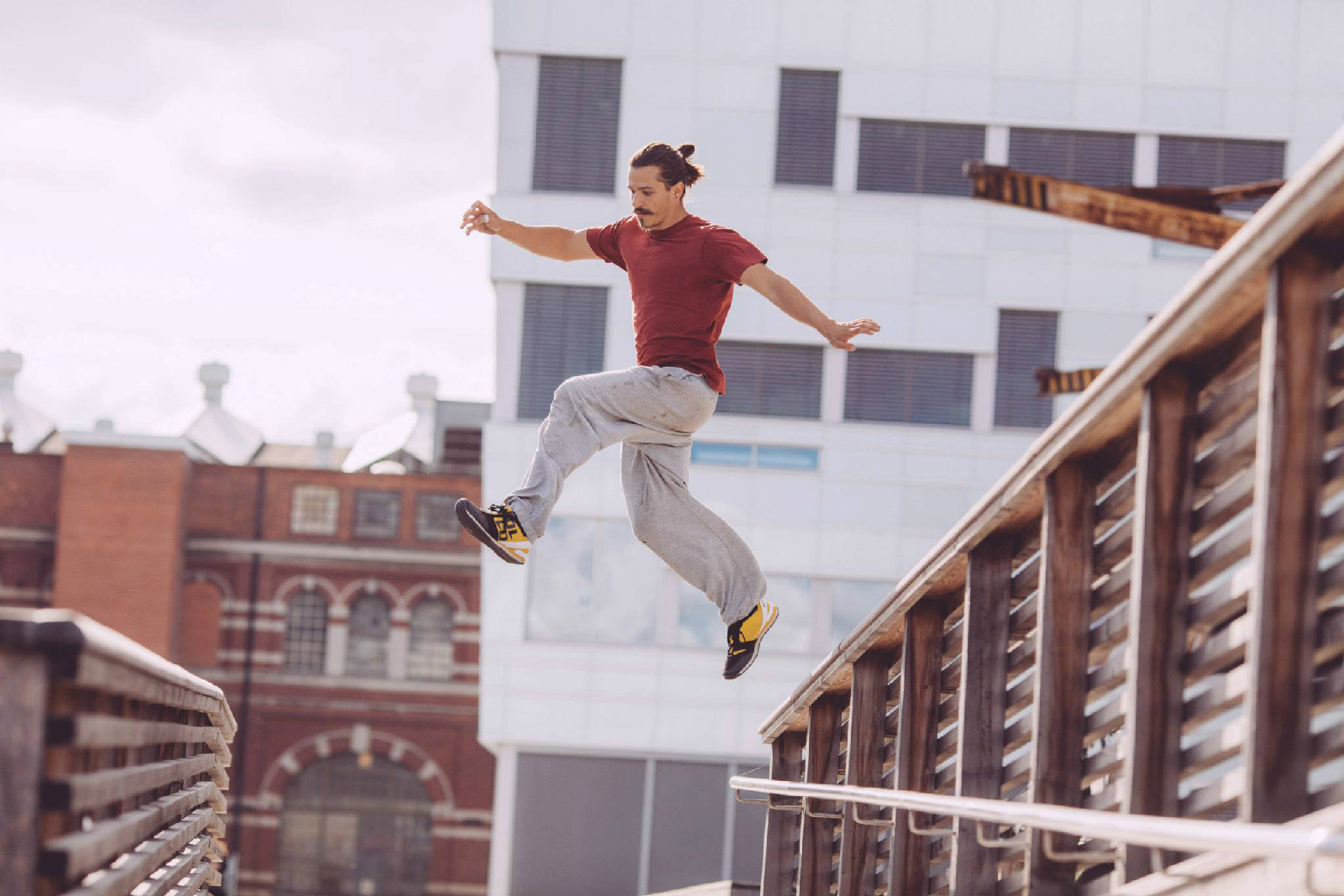  p>跑酷( a href="#">parkour /a>)是时下风靡全球的时尚极限运动,以