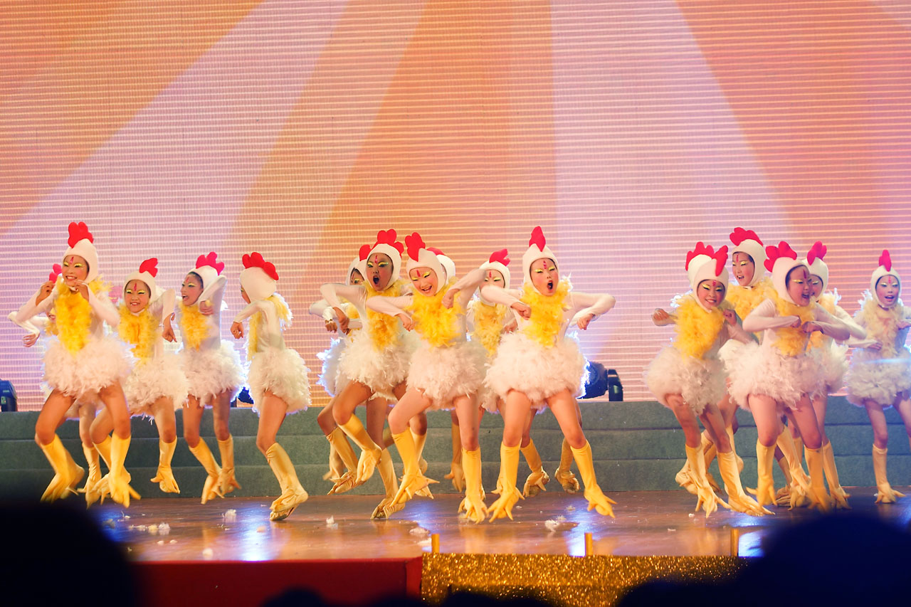 小鸡动作的,有些滑稽的 a target="_blank" href="/item/舞蹈/6228"