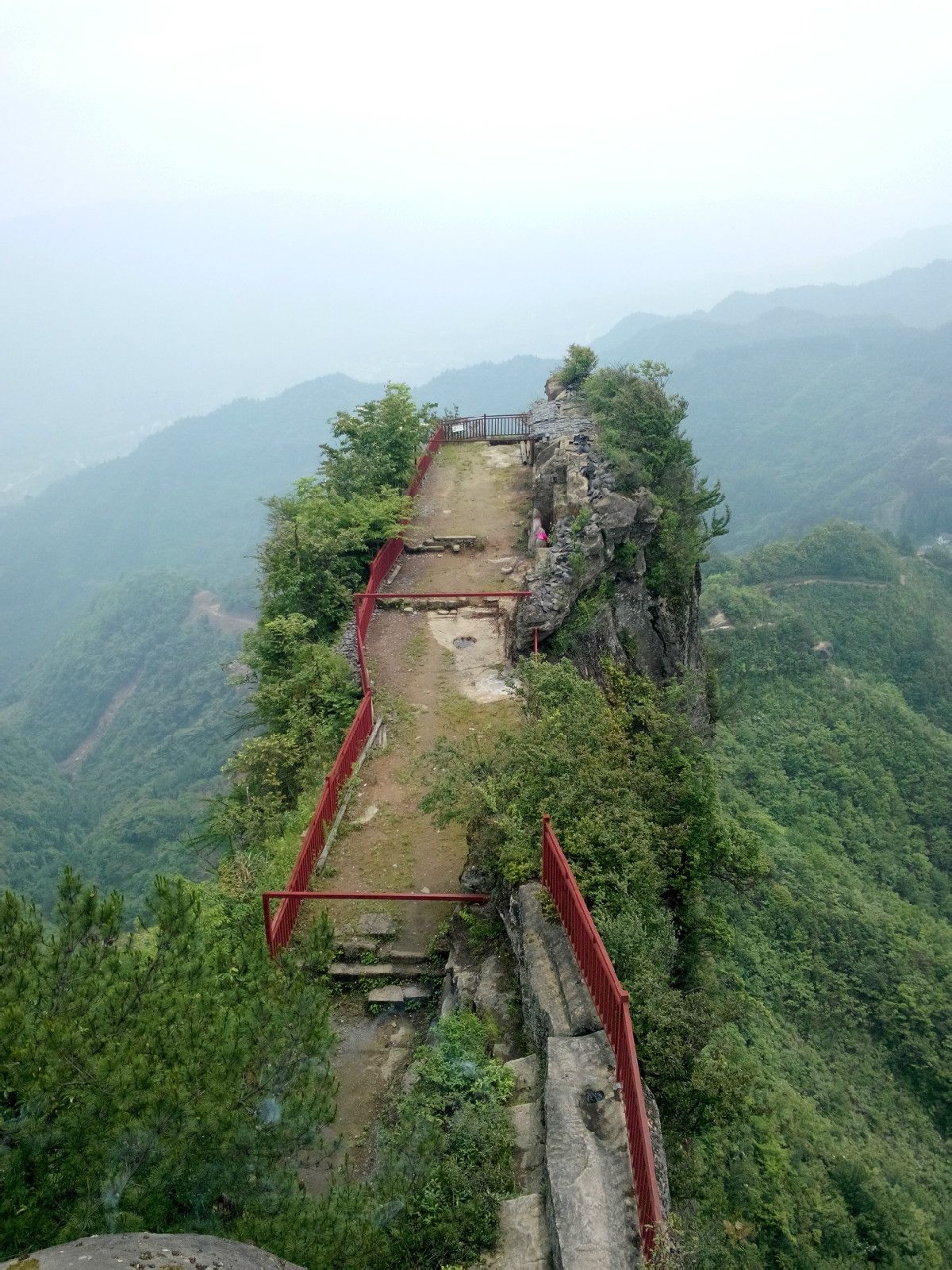  p>龙骨寨风景区位于重庆市石柱土家族自治县东南部,距县城15分钟车程