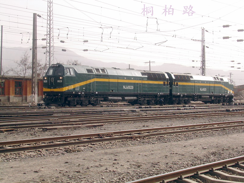 nj2型柴油机车