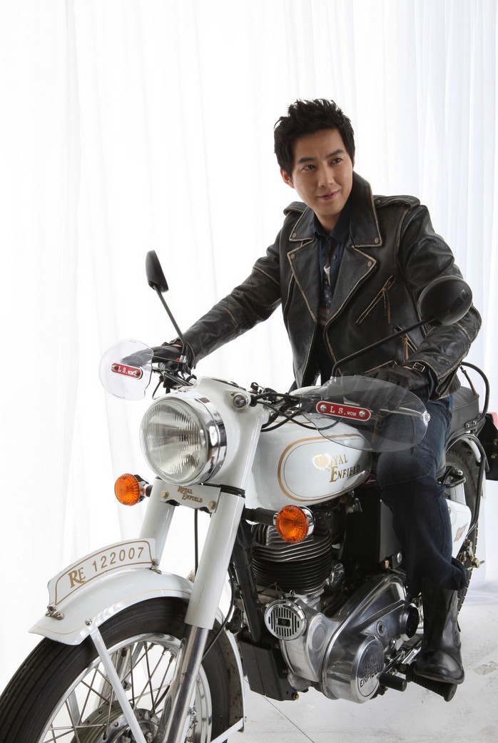  p>柳镇(      ),1972年11月16日出生于韩国首尔,韩国影视演员,毕业于