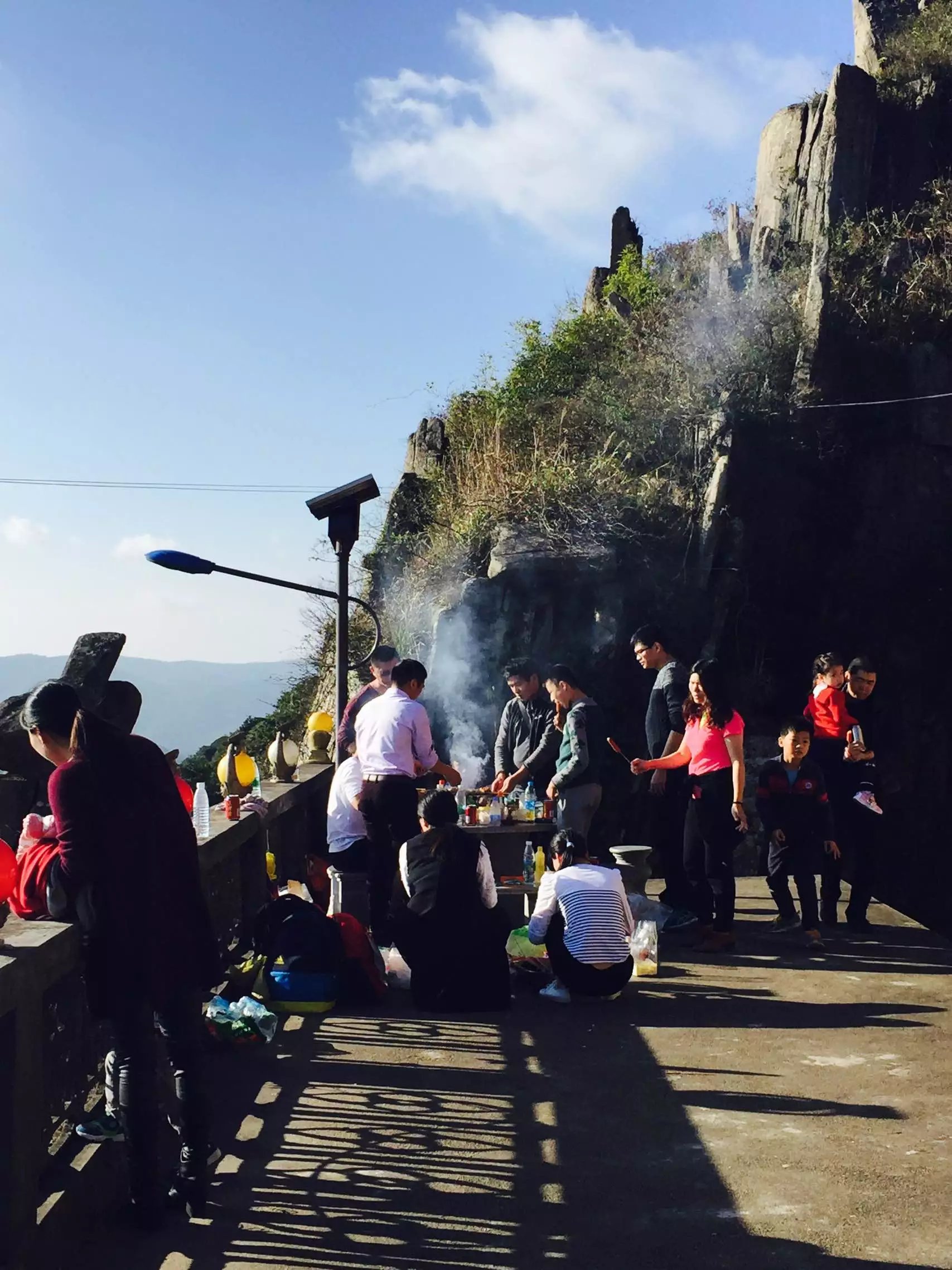 位于泉州市泉港区海拔803米的大雾山和海拔727米的笔架山倚水耸立,山