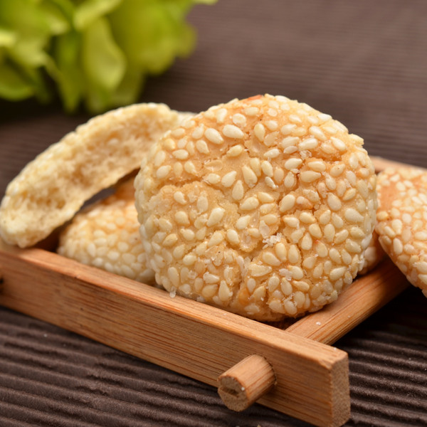  p>洋钱饼是浙江宁式特色传统糕点,清朝已有生产,形如银元,片薄,芝麻