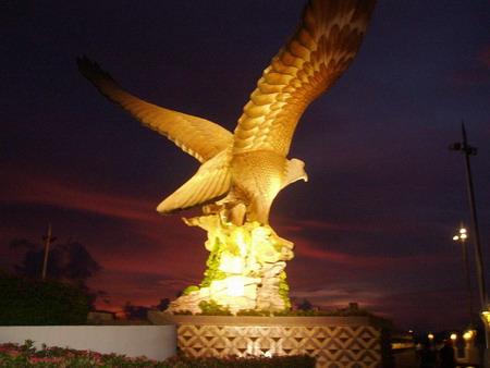 的广场--巨鹰广场,广场上矗立着被称为兰卡威新地标的鹰塔(dataran