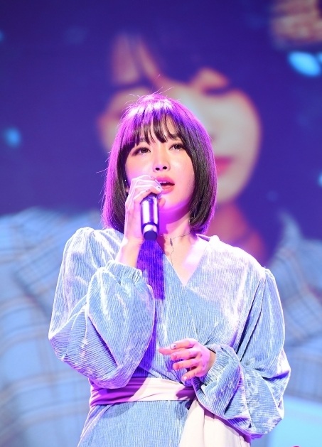 原名裴振英(         ),1993年2月19日出生于韩国,韩国女歌手