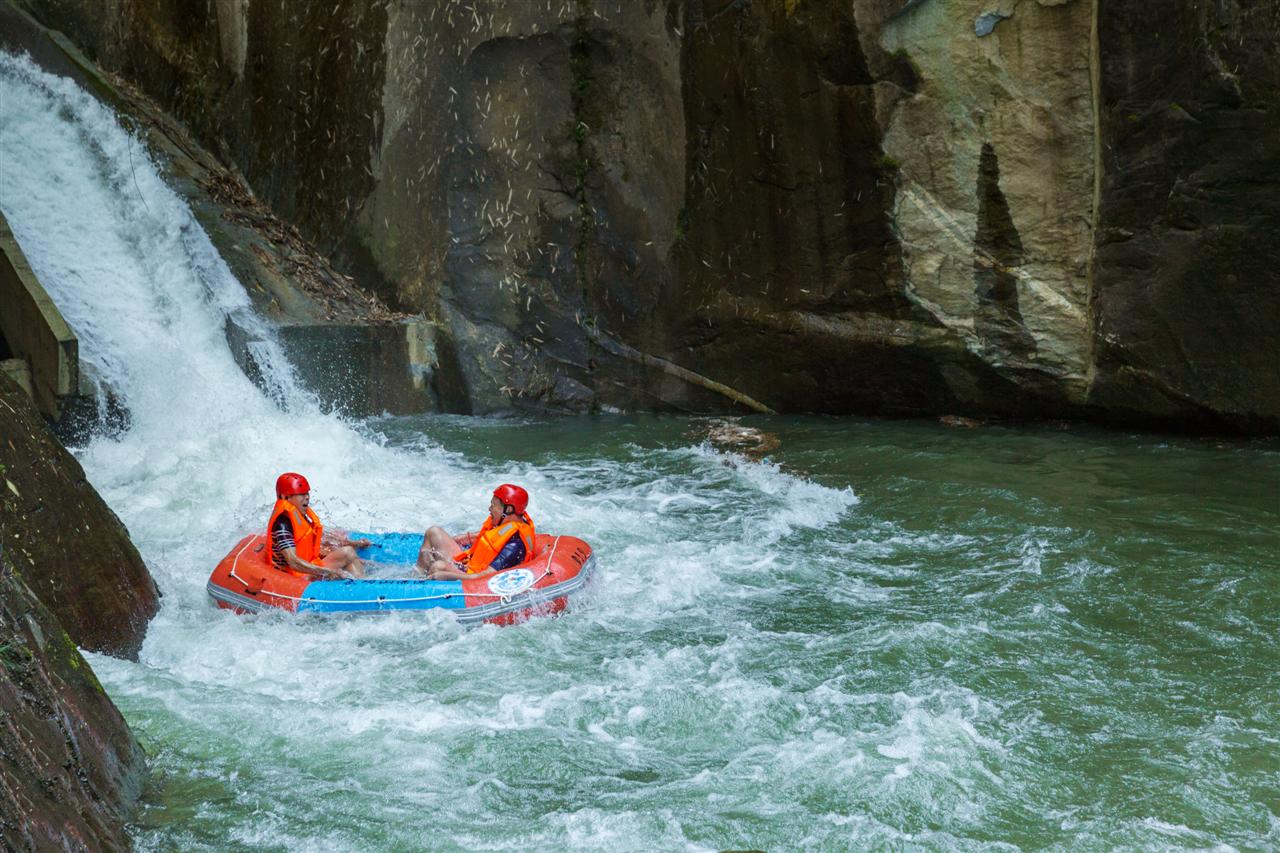  p>武功山漂流,位于国家aaaa级武功山风景名胜区内,现位于江西省萍乡