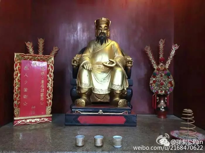 庙中(正厅)主祀安济圣王 大夫人 二夫人,(正厅)两