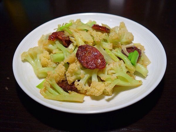  p>香肠炒花菜是一道家常炒菜,制作原料主要有香肠,花菜. /p>