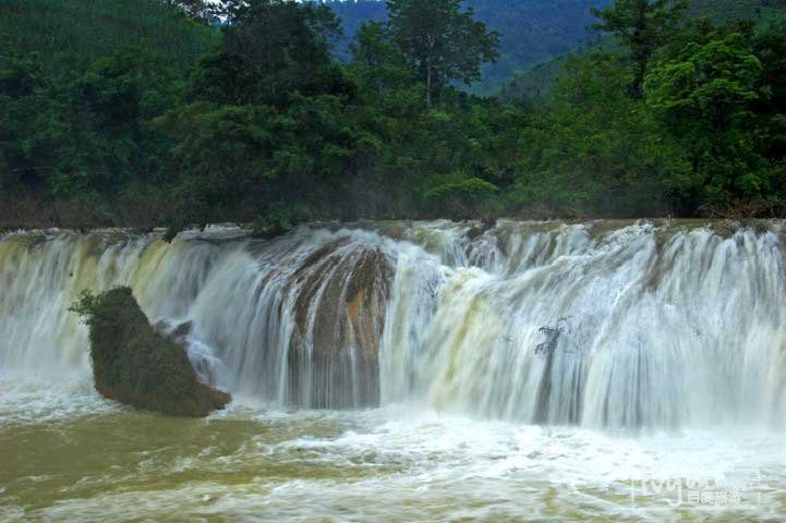 福禄河瀑布群
