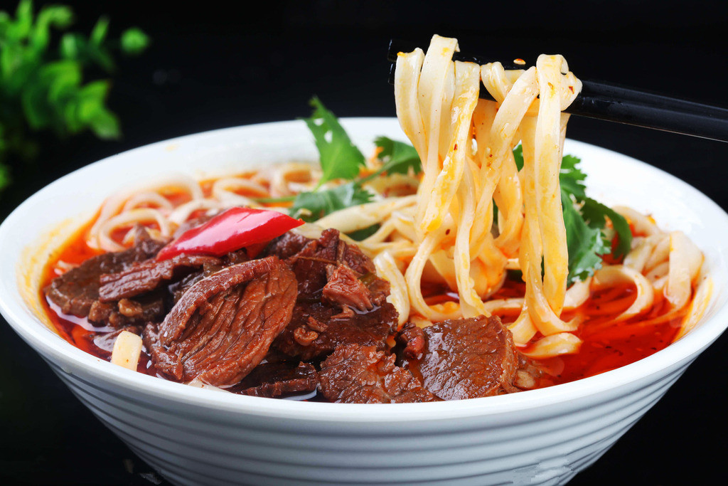  p data-id="gnxav7cokq">牛腩板面是一道以小麦面粉,牛肉,高汤,小