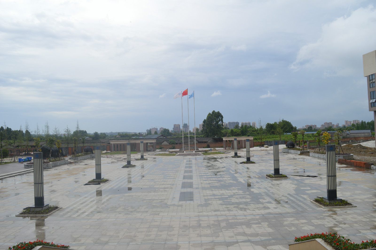  p>车城中学位于眉山市城北新区与岷江之间,距离市中心仅10分钟的车程