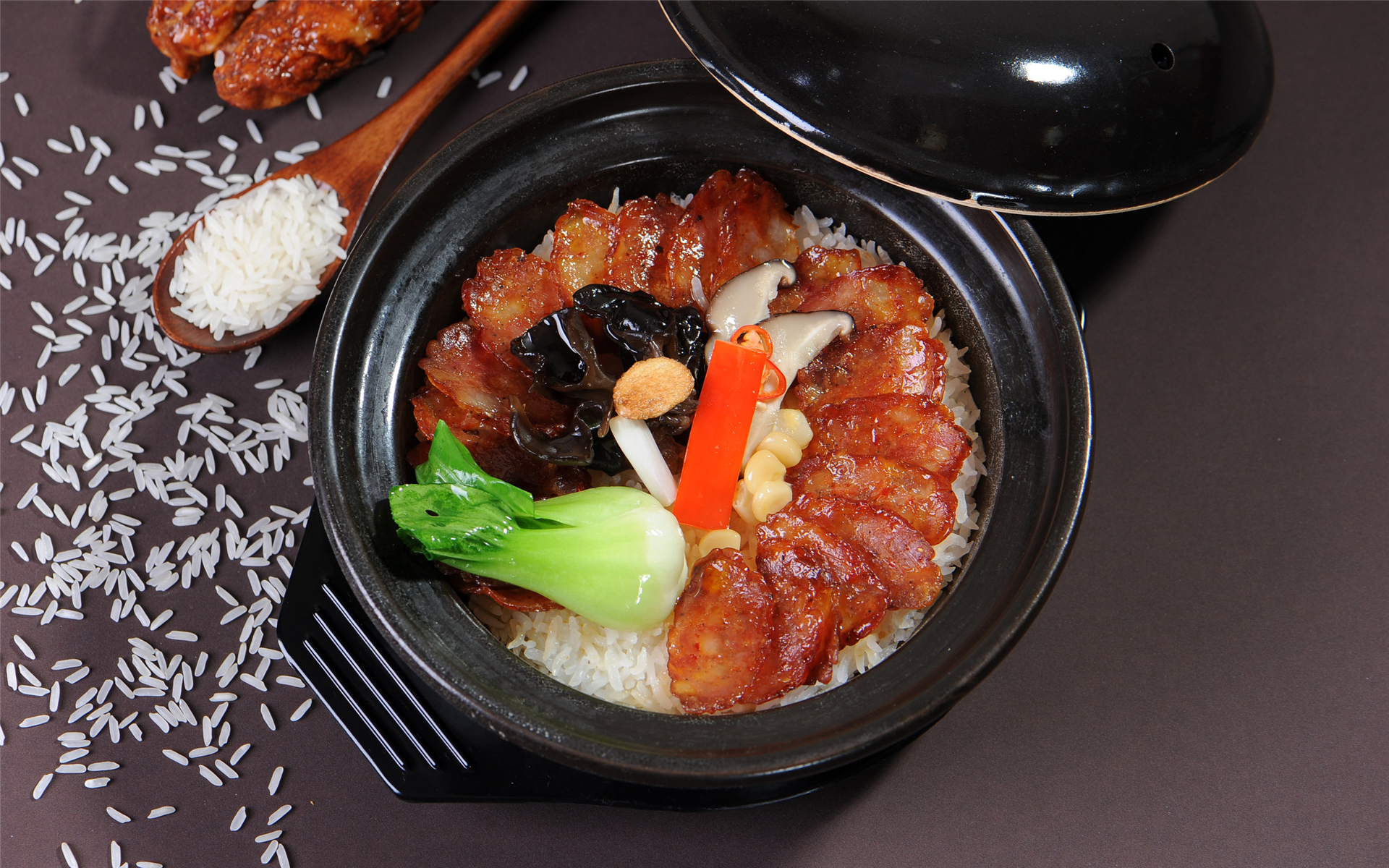  p>煲仔饭也称瓦煲饭,是广东省广州市的一道特色名菜,属于 a target="