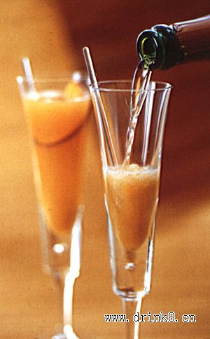  p data-id="gn3nieg9tm">贝利尼是鸡尾酒,利用具:搅拌长匙,香槟杯.