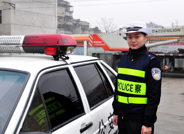  p>最美女警,是网友对黄冈一名女民警的称呼.