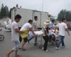 官方出动警察抢尸体,直接的动机是为了掩盖真相,或者防止民众用尸体"