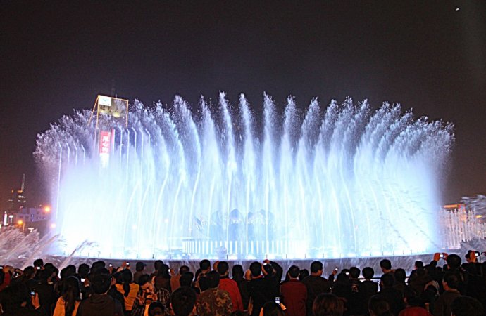  p>荷花音乐喷泉位于济南市 a target="_blank" href="/item/泉城广场