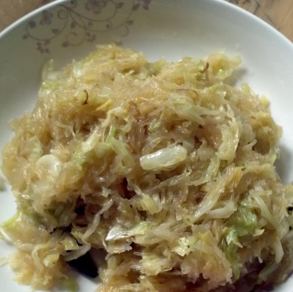  p>莲白炒粉丝是传统川菜,莲白就是卷心菜,成都人都这么叫,此菜一定要