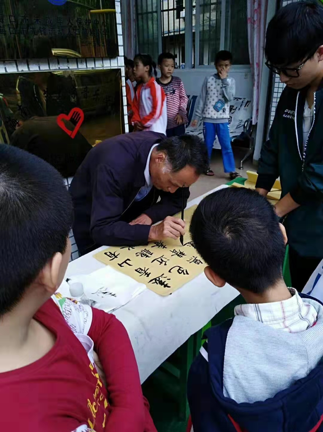 男,汉族,艺名白水,网名农夫山泉,1957年3月出生于湖北浠水县农民家庭