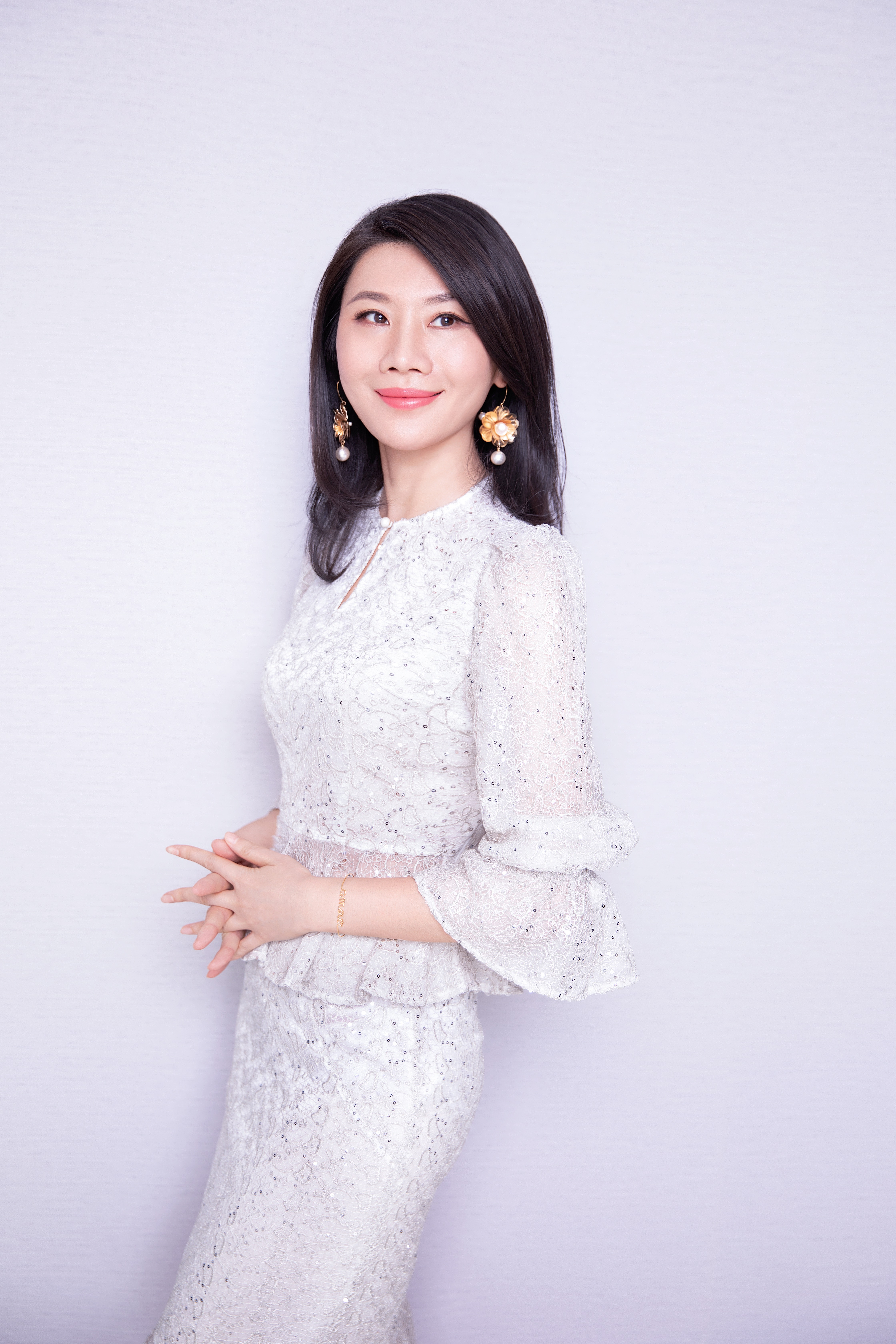  p data-id="gnsv3h56it">苏芩,著名作家,历任媒体主编,国内多家电视