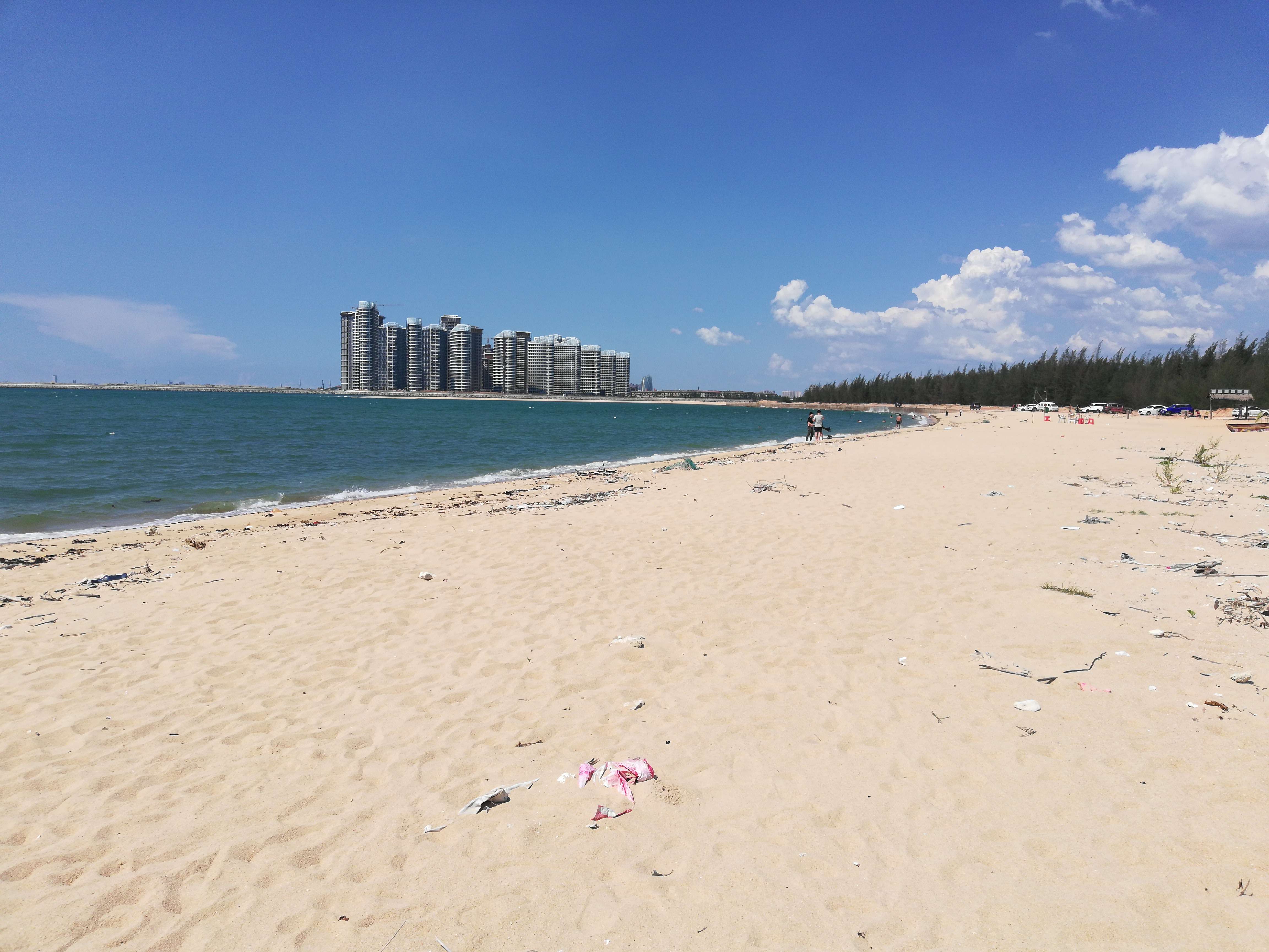 >龙港海滩位于海南省 a target="_blank" href="/item/儋州市/535726"