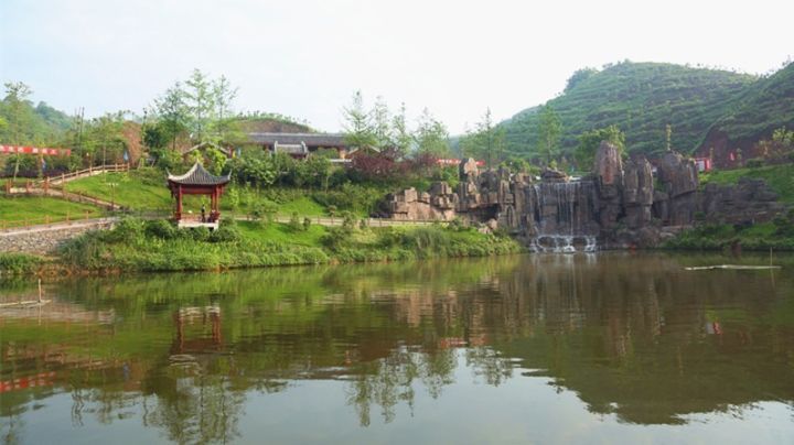  p>苗王谷旅游风景区距昆明主城区80公里,景区位于石林风景区和九乡