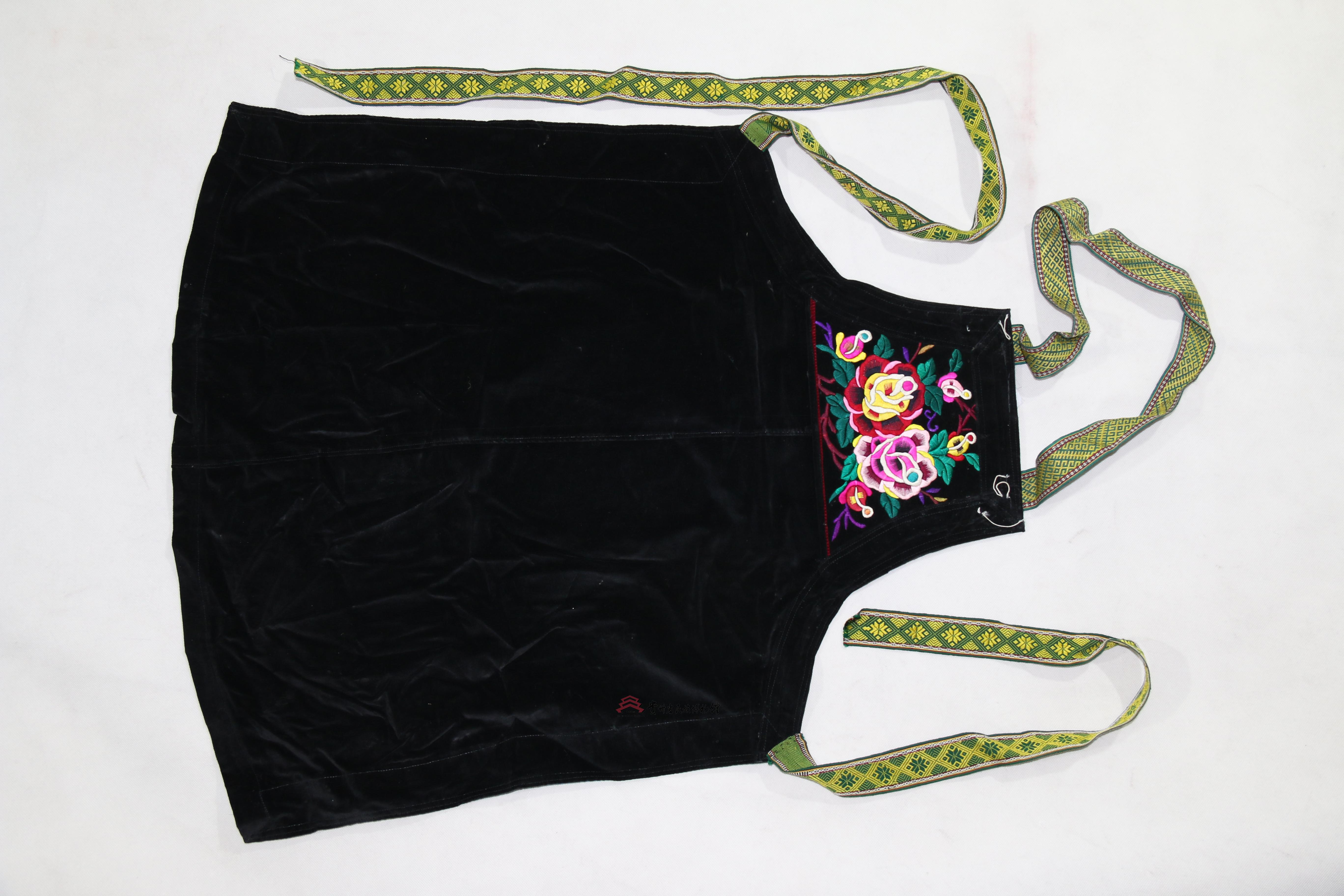 当代丹寨苗族黑底破线绣花纹围腰