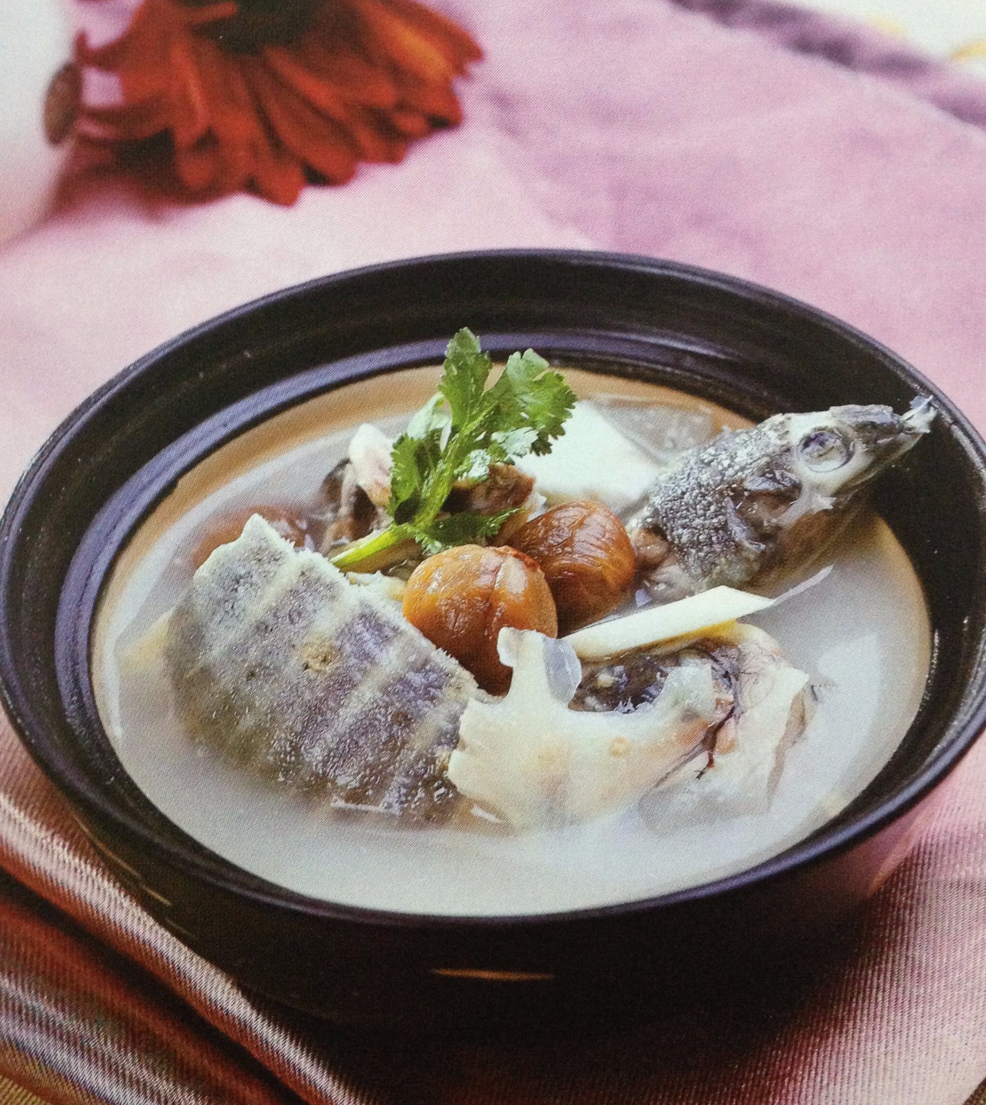  p>人参甲鱼汤,是以人参,甲鱼,鸡腿为原料制作的一道菜品. /p>