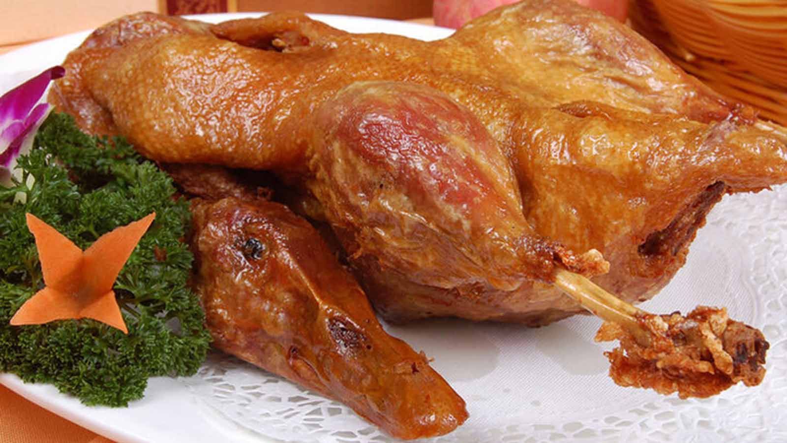  p>招牌香酥鸭是以鸭腿,盐焗鸡粉为原料的菜品. /p>