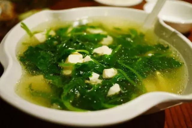  p>豌豆尖蘑菇豆腐汤是一道菜品,主料为豌豆尖,豆腐, a href="#" data