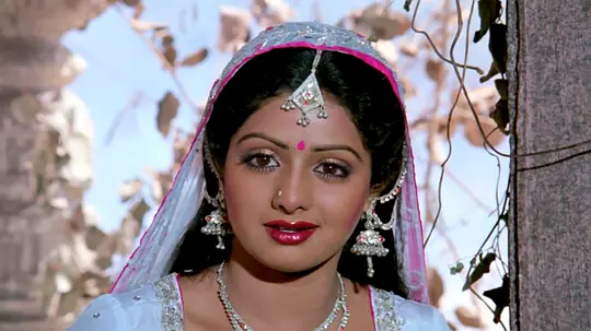 蛇女是由harmesh malhotra指导,希里黛玉,里希·卡普尔主演的印度电影