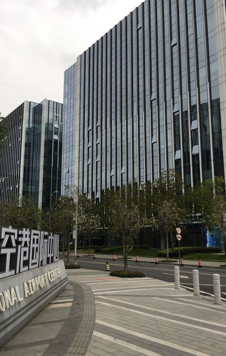  p>广州国际空港中心位于广州市花都旧区,由 a target="_blank" href=