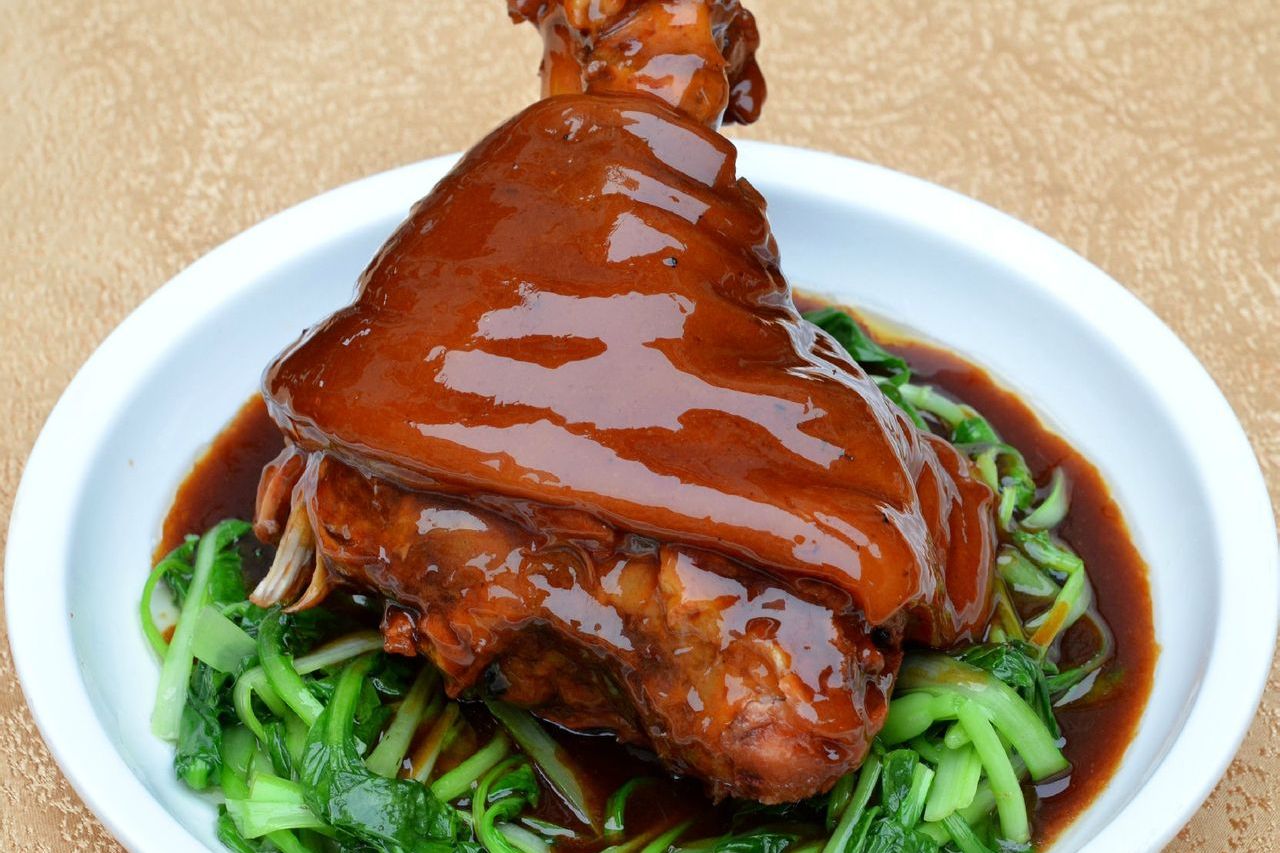  p>红烧蹄膀是以 a href="#" data-lemmaid="9234741">猪肘 /a>为主要