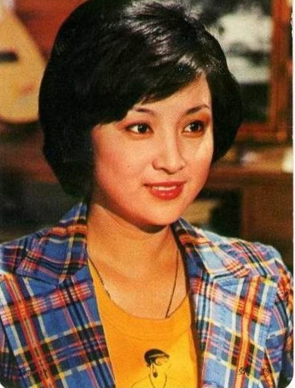 45年后重逢，谢贤问“影后”前妻甄珍：你有没有爱过我？_百科TA说